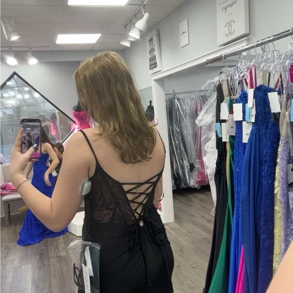 Elegant Black Evening Dress - Picture 2 of 2